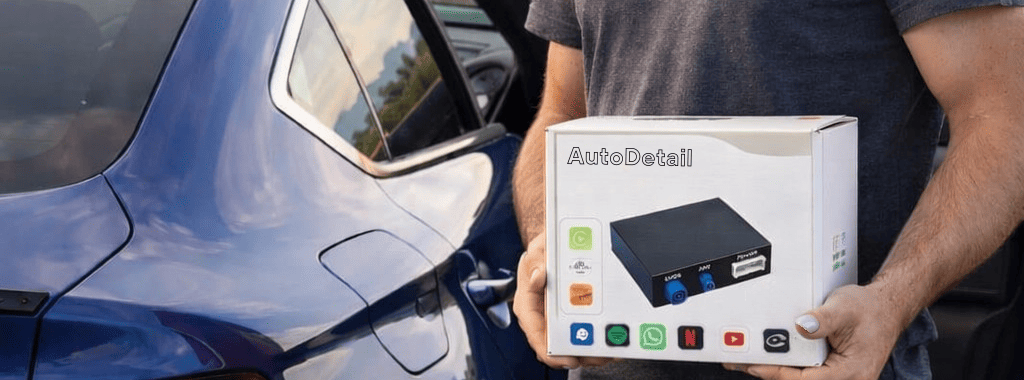 Client tenant un boîtier Apple CarPlay AutoDetail dans ses mains