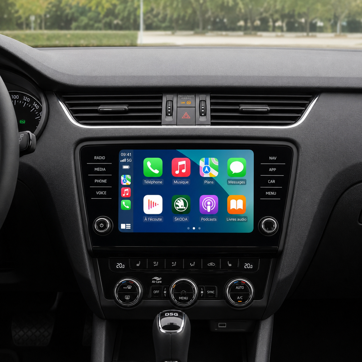 Écran tactile de Skoda affichant Apple CarPlay, vue de la console centrale
