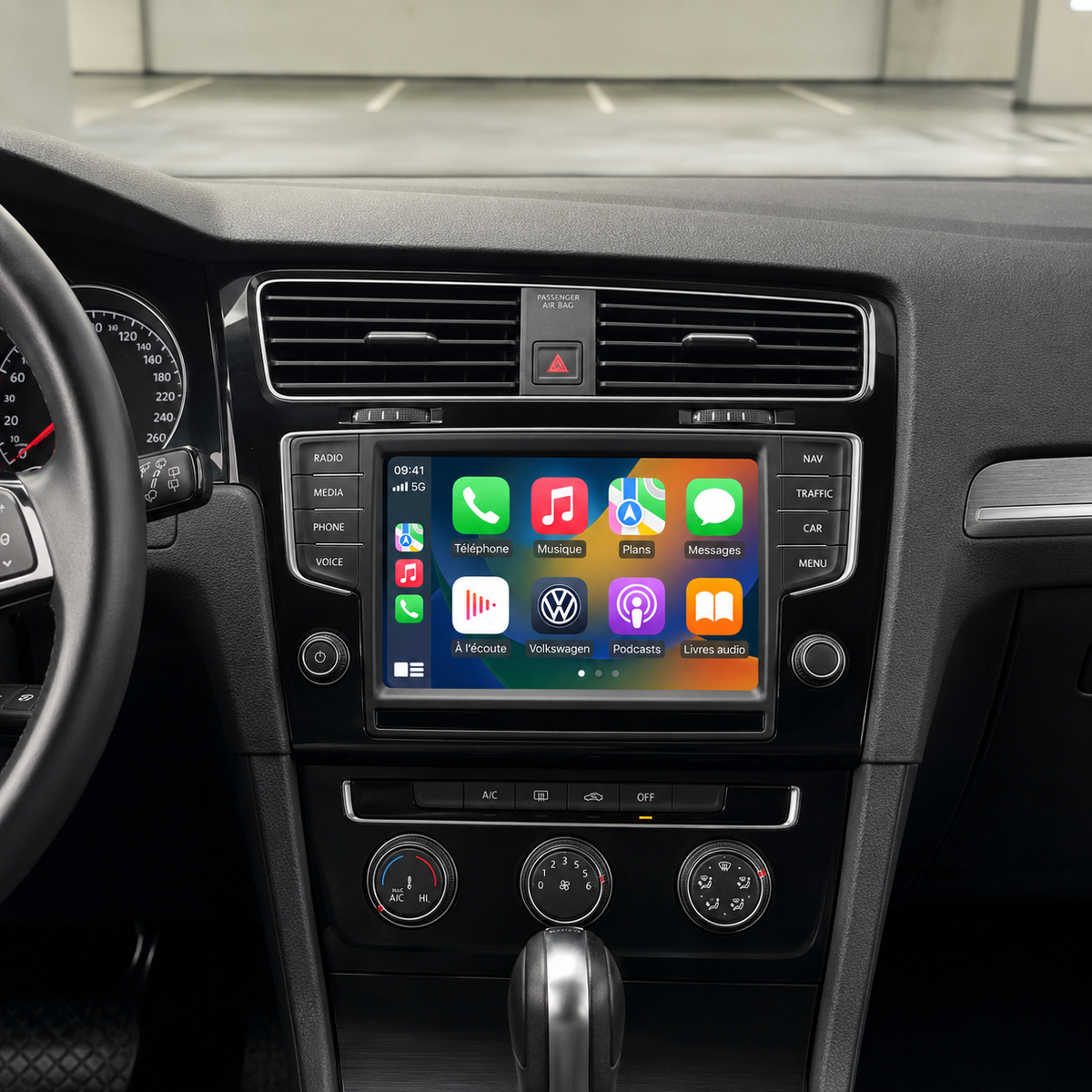 Écran tactile de Volkswagen Golf affichant Apple CarPlay, poste de conduite
