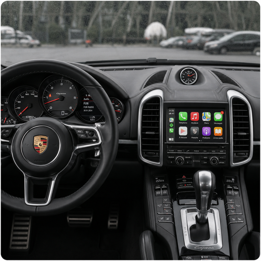 Intérieur de Porsche Cayenne avec Apple CarPlay sur l'écran central