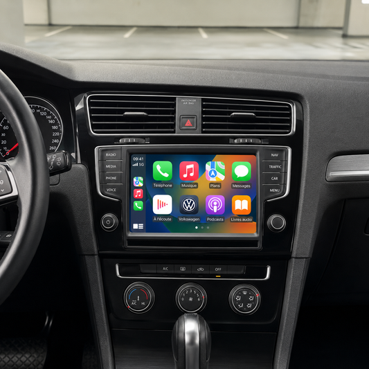 Écran tactile de Volkswagen Golf affichant Apple CarPlay, poste de conduite
