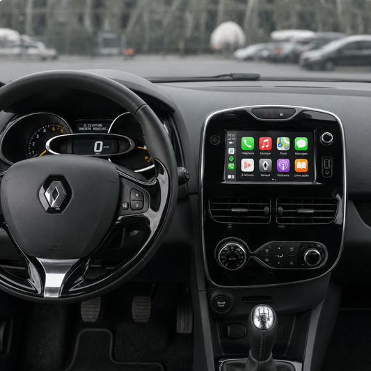 Poste de conduite de Renault Clio 4 avec Apple CarPlay sur l'écran R-Link