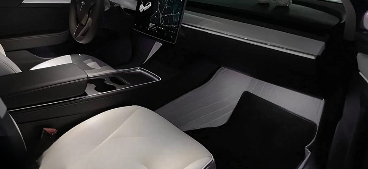 Habitacle de voiture sans LEDs d’ambiance AutoDetail – avant l’installation du pack