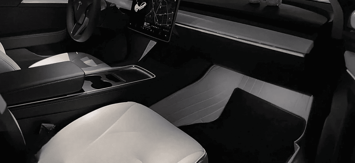 Habitacle de voiture sans LEDs d’ambiance AutoDetail – avant l’installation du pack