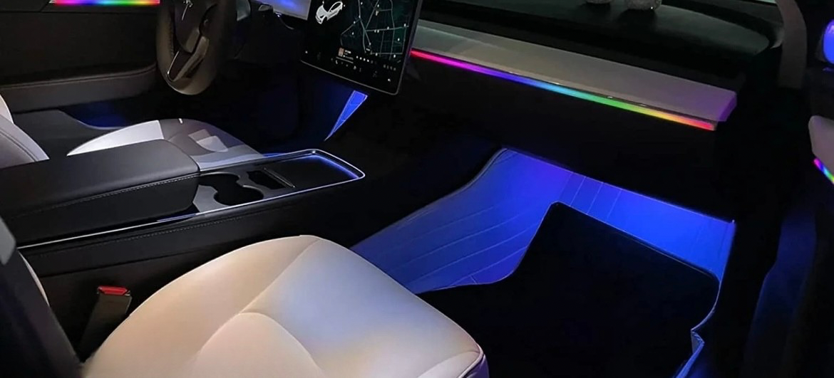 Habitacle de voiture avec LEDs d’ambiance AutoDetail activées – après installation du pack