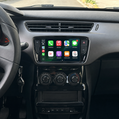 Écran central affichant Apple CarPlay sur une Citroën, vue du tableau de bord