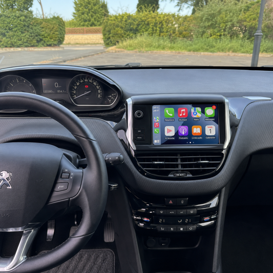 Écran tactile de Peugeot 208 affichant Apple CarPlay, vue du poste de conduite