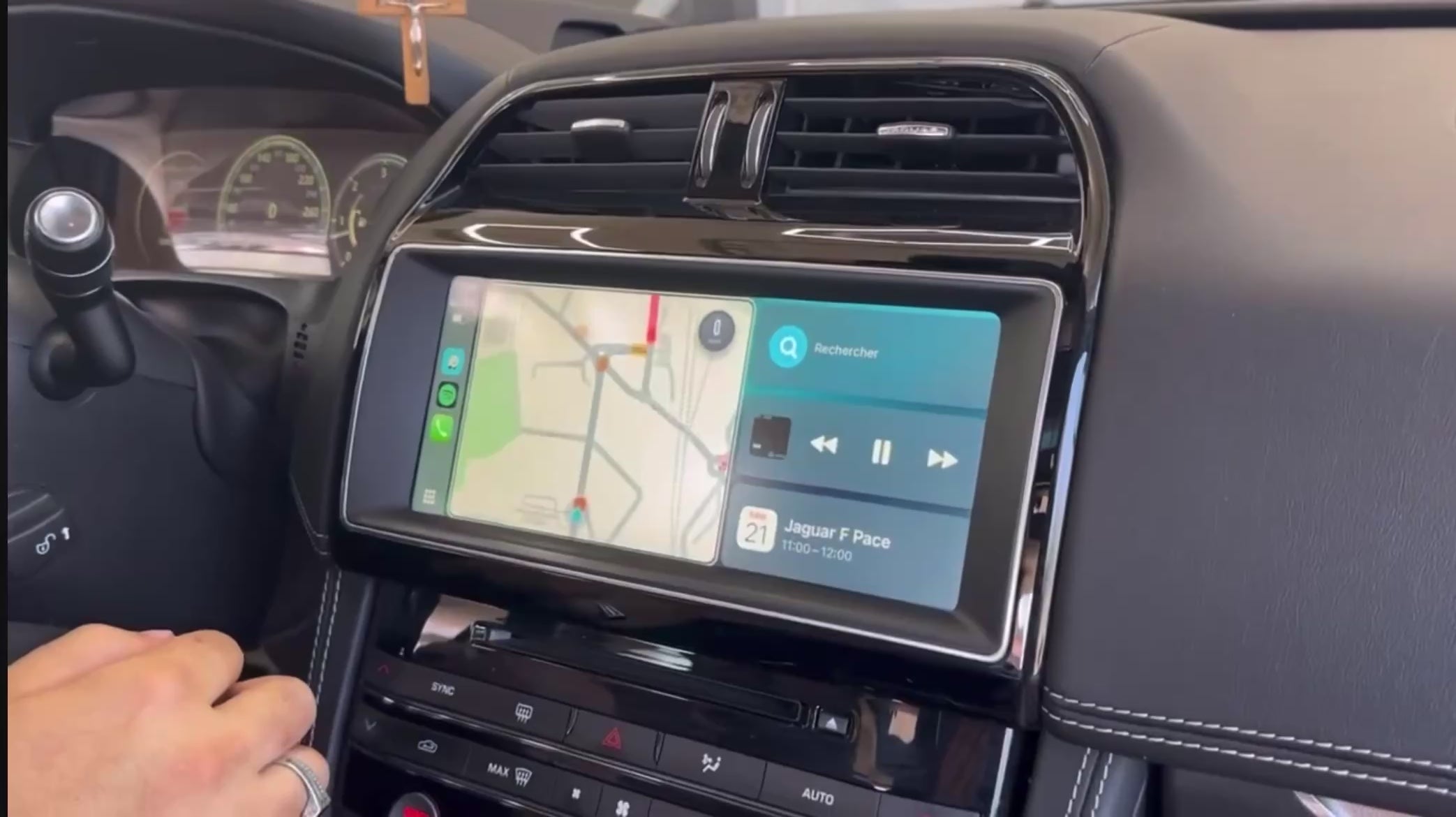 Charger la vidéo : Vidéo tutoriel installation Carplay sur Jaguar avec explications simples
